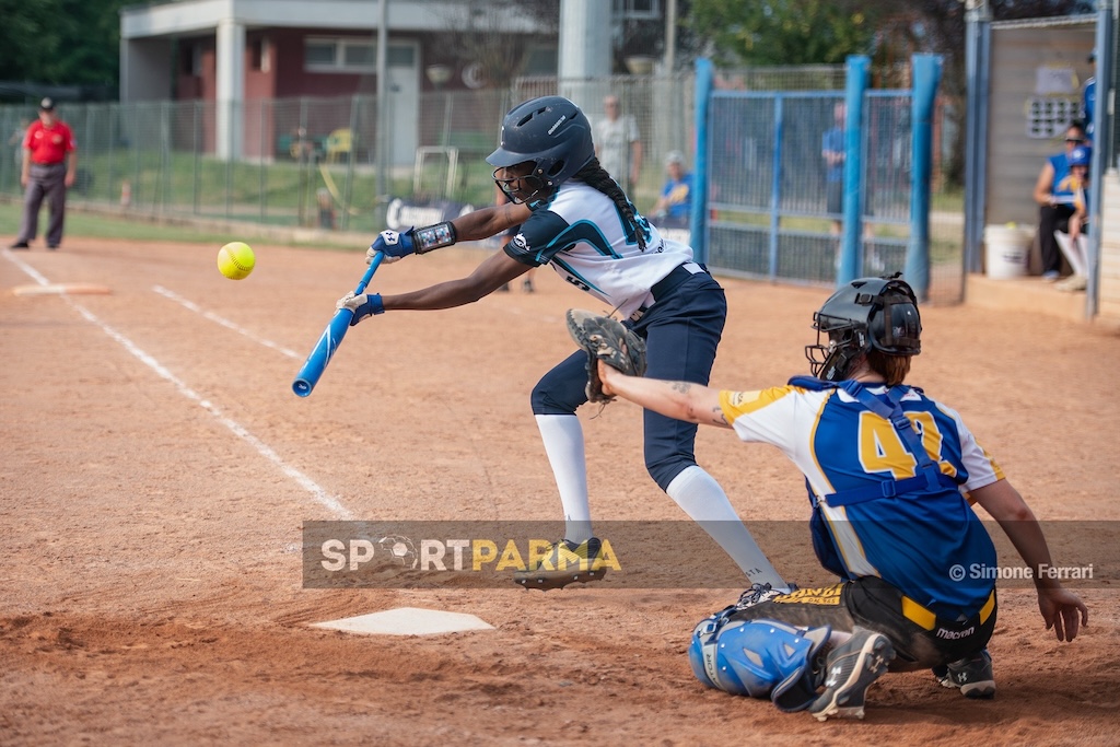 Softball A1: domani riprende gara2 del derby Collecchio-Old Parma 1 Sy Savane Khadi in battuta in gara 1 Bertazzoni Collecchio Pubbliservice Old Parma 4 5 13a giornata Serie A1 softball 2025 foto Simone Ferrari