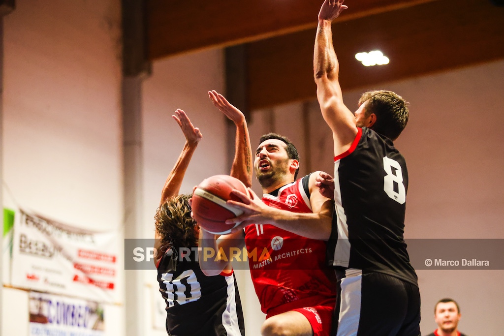 Mazzei Architects Valtarese-Cus Parma 69-71, la fotogallery di SportParma 1 Valtarese Basket Mazzei Architects Cus Parma Basket 69 71 gara2 finale playoff Divisione Regionale 2 s.s. 2024 2025 Gabriele Marletta tra Stefano Basso e Marco Pedron