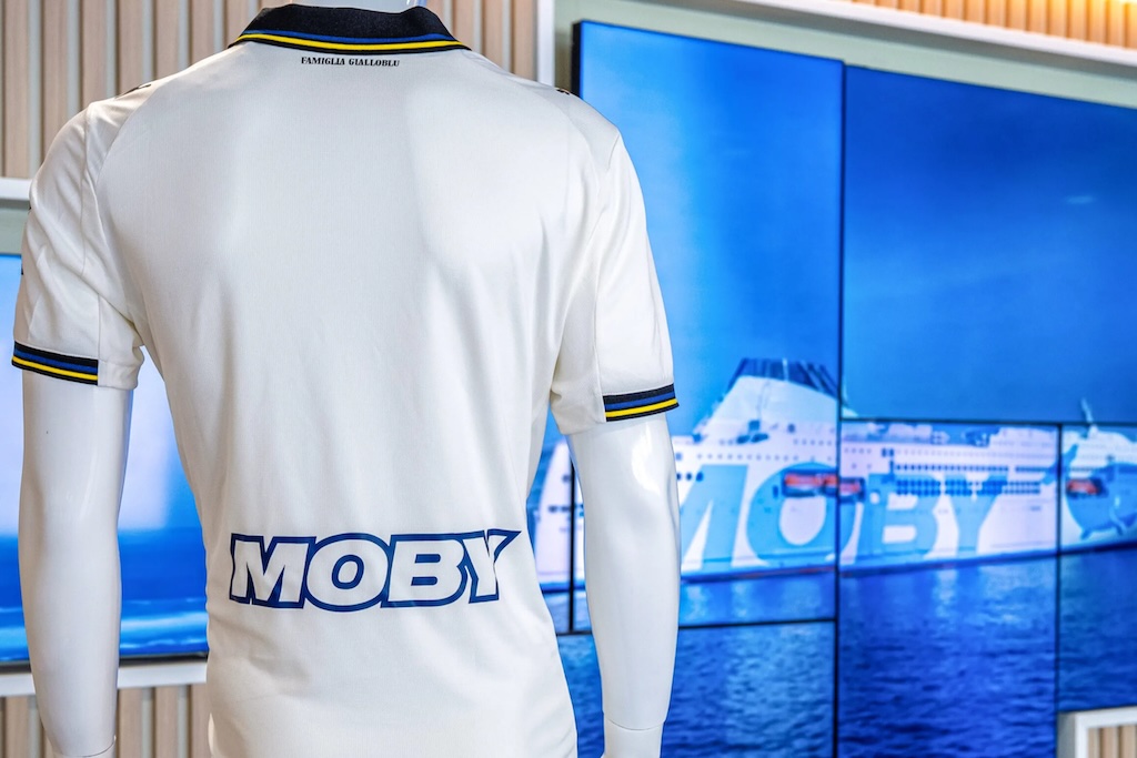 Moby sarà il back sponsor sulla nuova maglia del Parma 1 back sponsor Moby sulla maglia del Parma per la stagione 2025 2026 copia