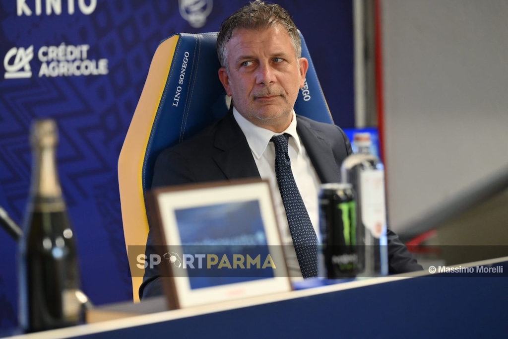 Cherubini: «Non vorremmo cedere troppi giocatori. Leoni piace all'estero» 1 conferenza stampa di presentazione del nuovo allenatore del Parma Calcio 1913 Carlos Cuesta allo stadio Tardini il 26.6.2025 lAD Federico Cherubini durante la presentazione di Carlos Cuesta