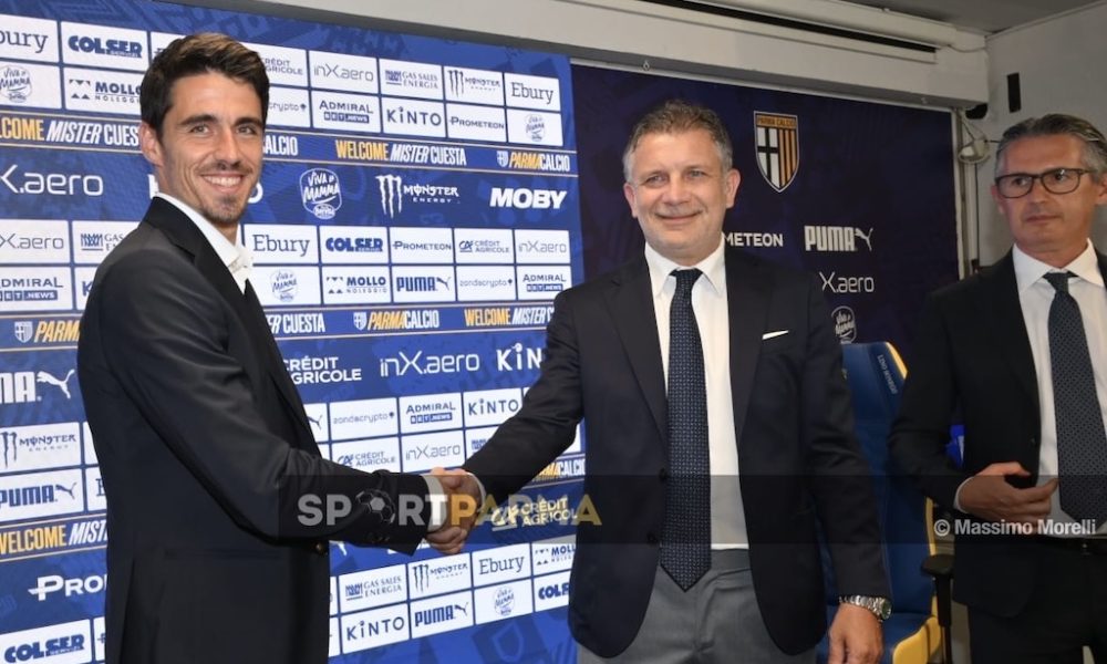 conferenza stampa di presentazione del nuovo allenatore del Parma Calcio 1913 Carlos Cuesta allo stadio Tardini il 26.6.2025 stretta di mano fra Carlo Cuesta e Federico Cherubini