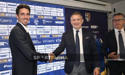 conferenza stampa di presentazione del nuovo allenatore del Parma Calcio 1913 Carlos Cuesta allo stadio Tardini il 26.6.2025 stretta di mano fra Carlo Cuesta e Federico Cherubini