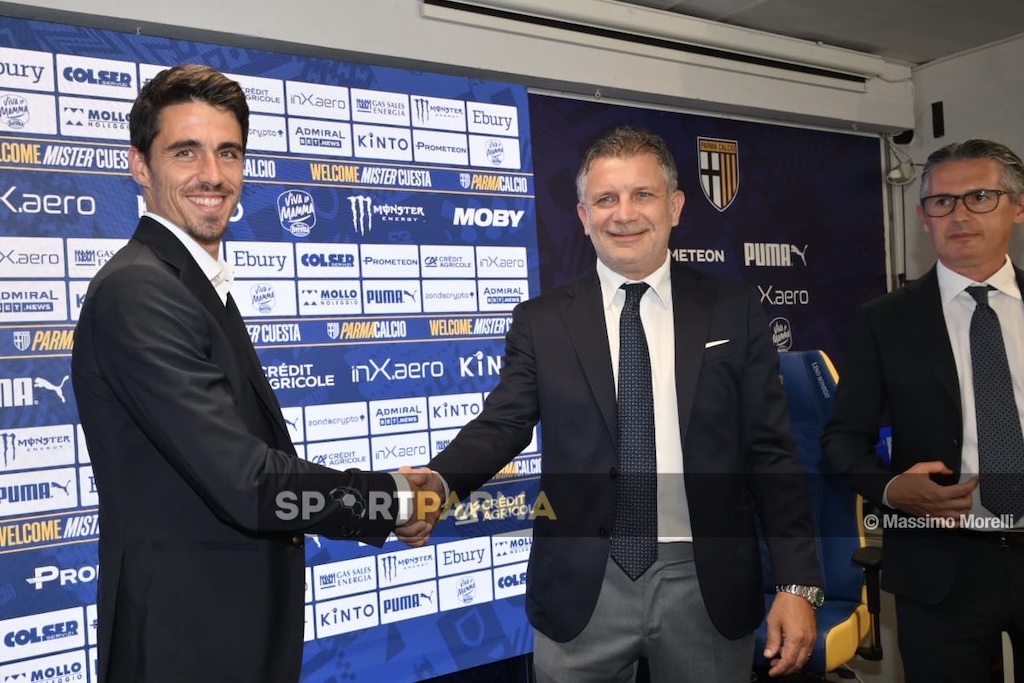 Cherubini: «Cuesta profilo internazionale, scelta ambiziosa» 1 conferenza stampa di presentazione del nuovo allenatore del Parma Calcio 1913 Carlos Cuesta allo stadio Tardini il 26.6.2025 stretta di mano fra Carlo Cuesta e Federico Cherubini