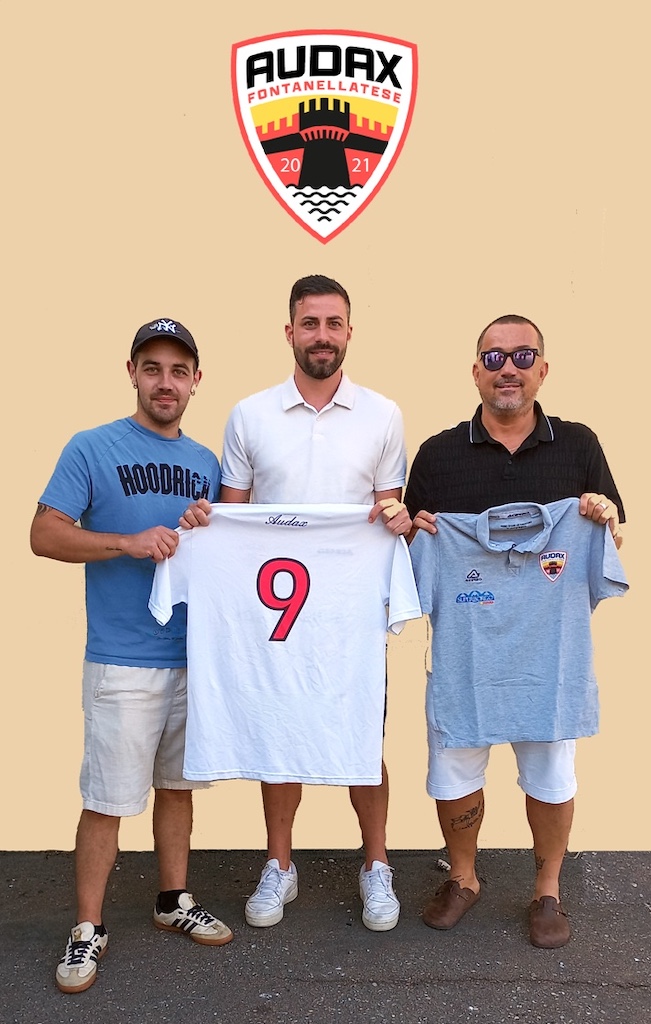 Mercato dilettanti: Fontanellatese sfrenata. Nardomarino (e non solo) al Palanzano 2 il nuovo acquisto dellAudax Fontanellatese Giuseppe Patera tra il ds Matteo Sozzi e il mister Luca Estasi