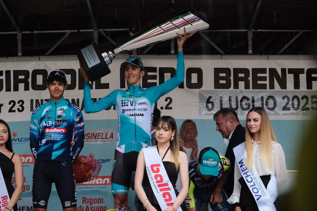 Filippo Turconi VF Group Bardiani CSF Faizane sul primo gradino del podio del 39° Giro del Medio Brenta