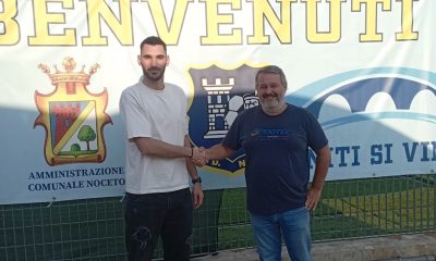 il nuovo attaccante del Noceto Diego Benedini con il presidente Rocco Sandei