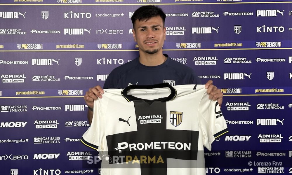 il nuovo centrocampista del Parma Christian Nahuel Ordonez con la maglia crociata nella conferenza stampa di presentazione 16.7.2025