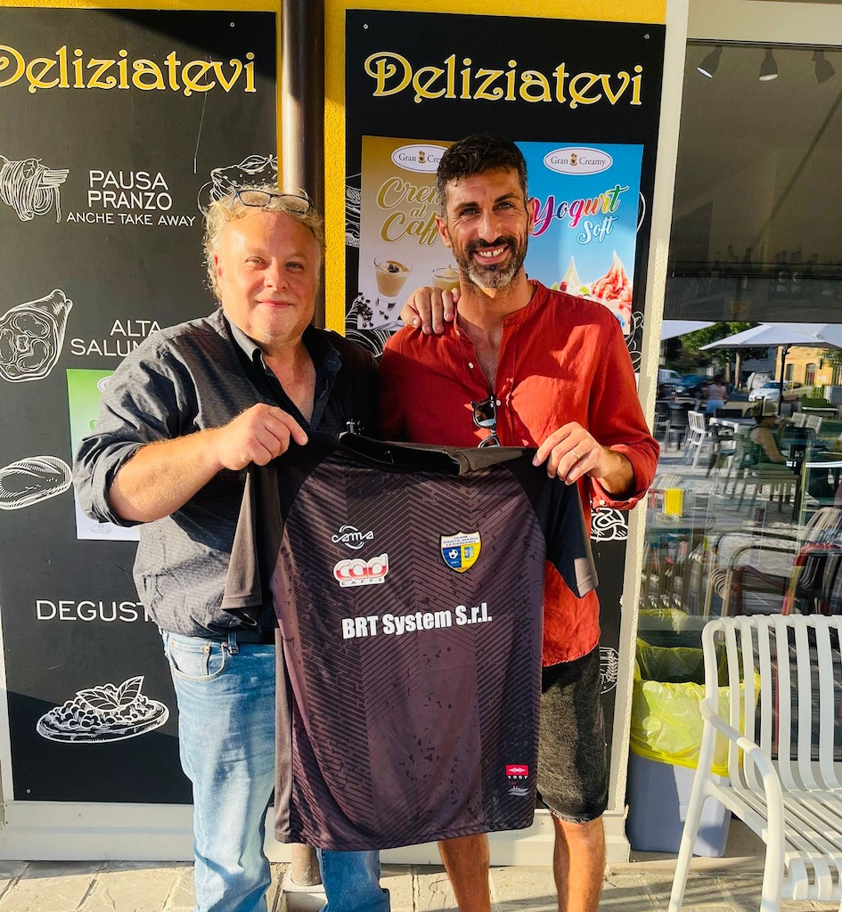 Mercato: Carignano, Colorno e FFM vanno sui 2006. Aracri torna a Lesignano 3 il presidente Flavio Ferrari con lattaccante Francesco Aracri nuovo acquisto del Team Santa Maria Lesignano