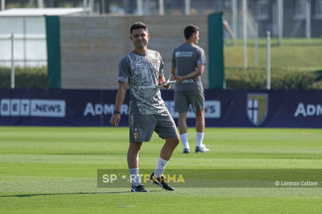 primo allenamento stagionale Parma Calcio a Collecchio 15 luglio 2025 Javier Alvarez Acena collaboratore tecnico