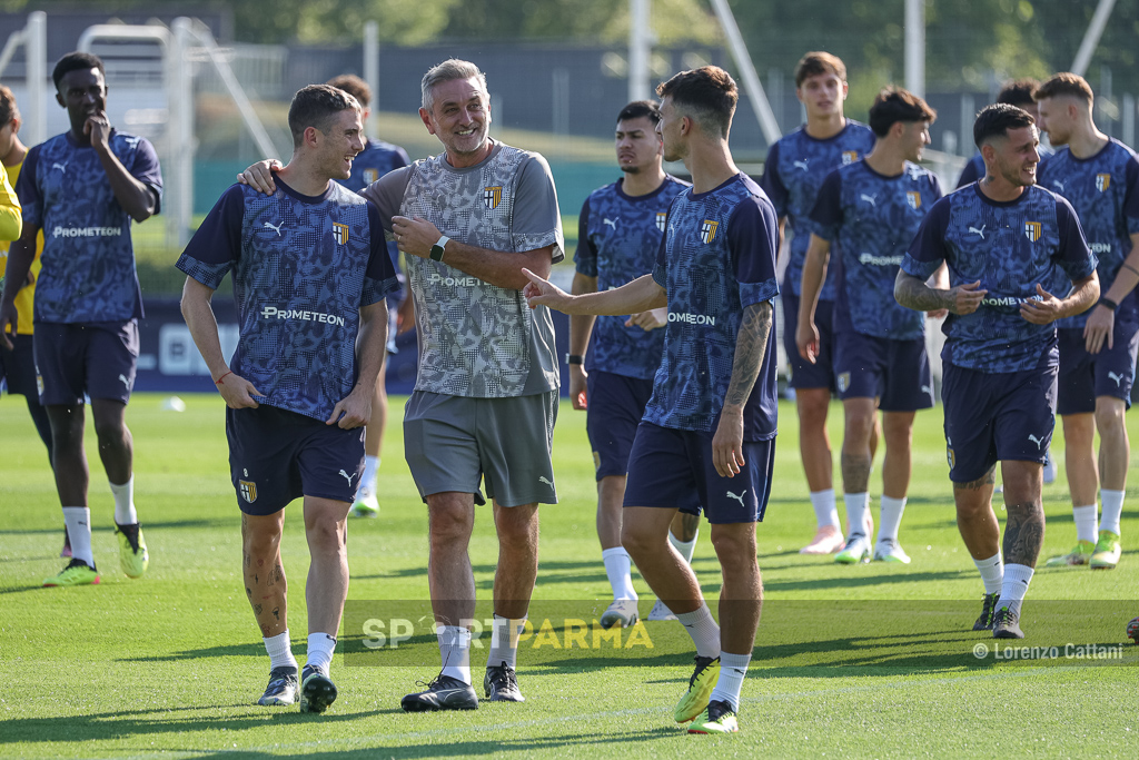 primo allenamento stagionale Parma Calcio a Collecchio 15 luglio 2025 Nicola Pavarini allenatore dei portieri tra Nahuel Estevez ed Enrico Delprato