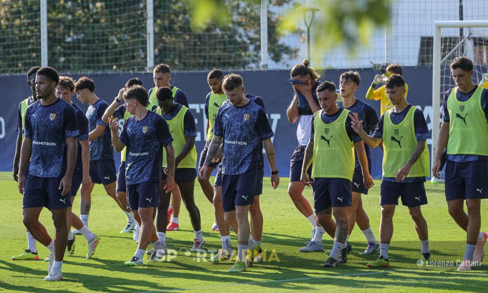 primo allenamento stagionale Parma Calcio a Collecchio 15 luglio 2025 i giocatori con e senza pettorine in gruppo