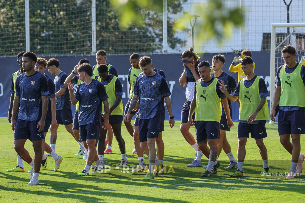 Fotogallery: il primo allenamento del Parma 2025/2026 1 primo allenamento stagionale Parma Calcio a Collecchio 15 luglio 2025 i giocatori con e senza pettorine in gruppo