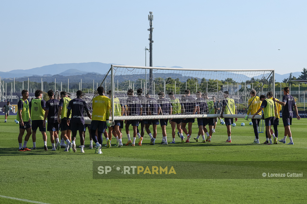 primo allenamento stagionale Parma Calcio a Collecchio 15 luglio 2025 i giocatori spostano la porta