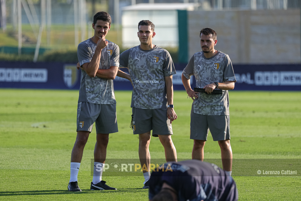 primo allenamento stagionale Parma Calcio a Collecchio 15 luglio 2025 il preparatore atletico Manuel Morabito di fianco allallenatore Carlos Cuesta