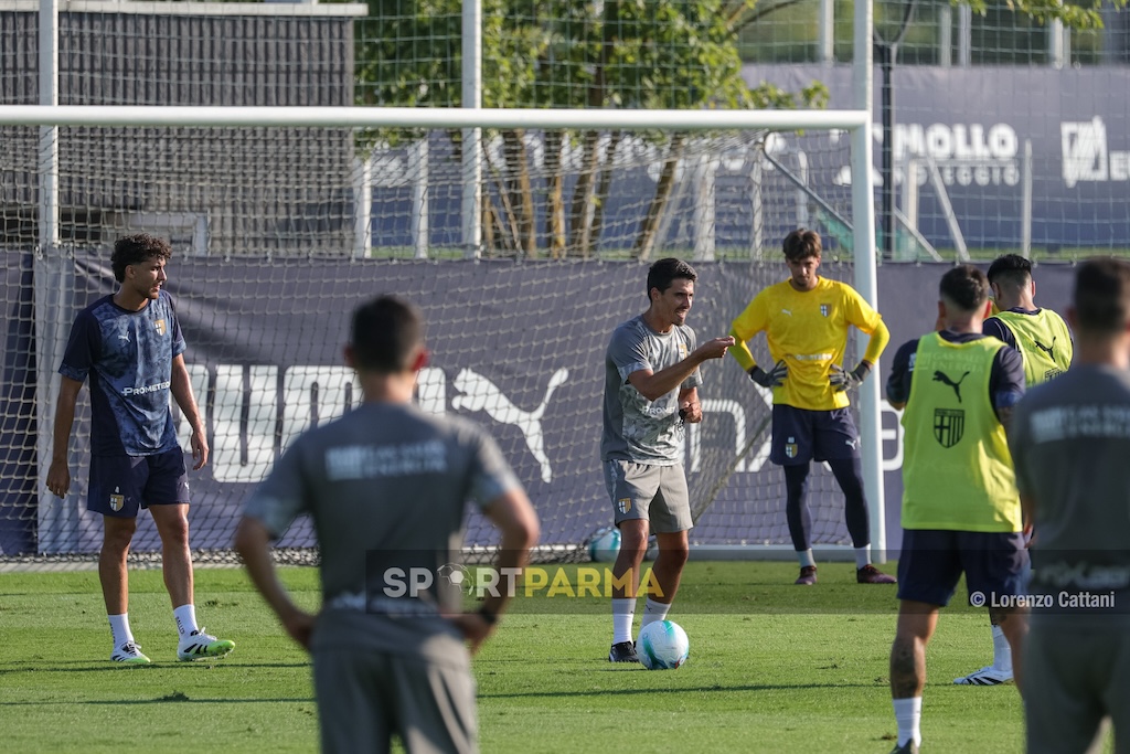 Il Parma riparte: pallone protagonista nel primo allenamento di Cuesta 1 primo allenamento stagionale Parma Calcio a Collecchio 15 luglio 2025 le indicazioni di mister Carlos Cuesta