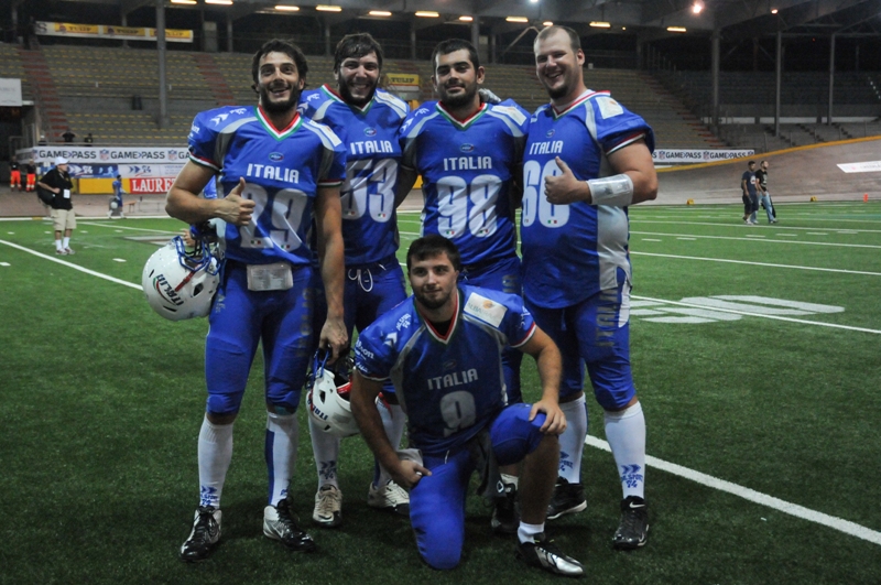 Europei di Football: ottimo esordio per la nazionale a trazione Panthers 1 foto gruppo Panthers 29 Tommaso Finadri 53 Luca Fontanili 98 Simone Bernardoni 60 Andrea Bonato 9 Tommaso Monardi 169006646