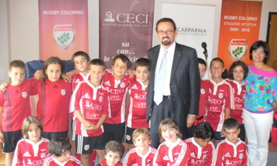 Fraco Duc di Cariparma ed Elisa Maghenzani di Cantine Ceci con alcuni bambini del Minirugby Cariparma Cantine Ceci Rugby Colorno 1 423773628